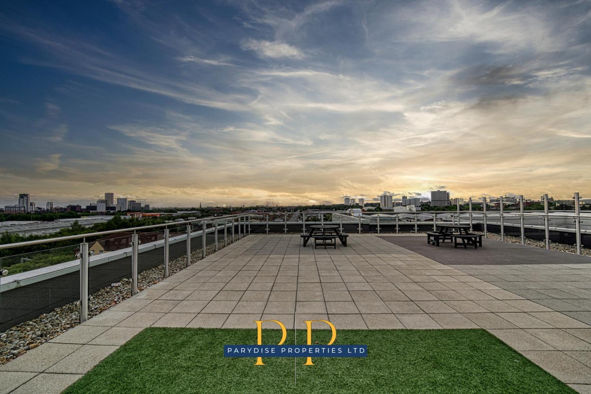 Middlewood Plaza Suite: Central Salford Stay by Parydise Properties Manchester Exterior photo